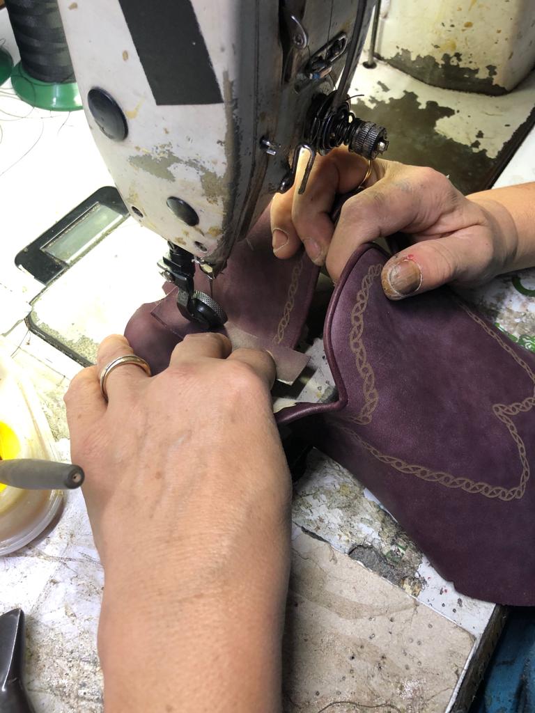 Hand-finishing the ALODD Kawung upper